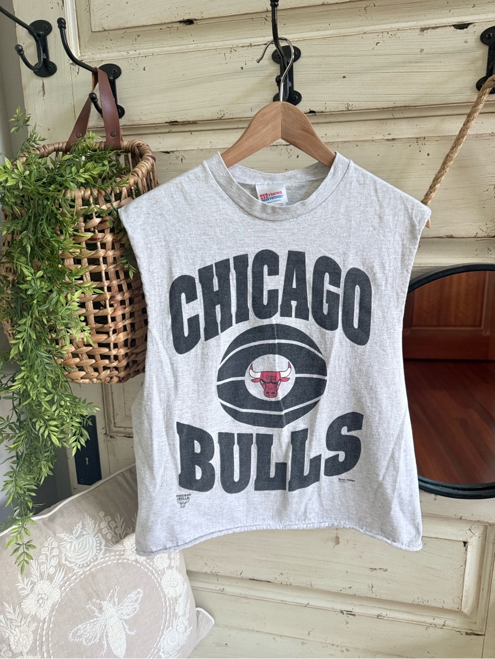 Vintage Chicago bulls cut off tee